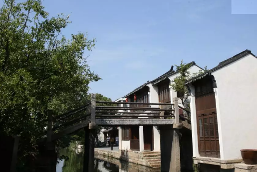 你伫立在那黎里的石桥上，邂逅了水乡秋梦