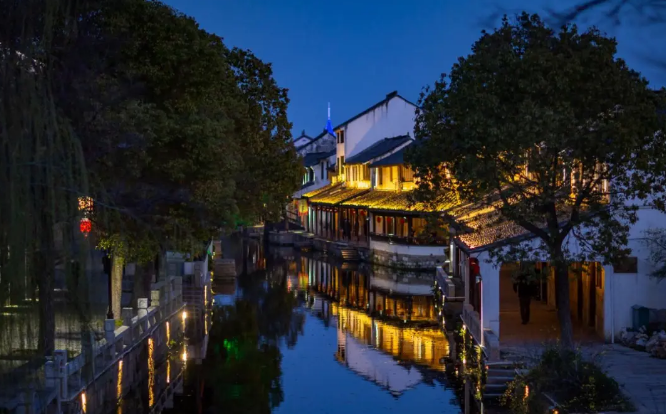 人约黄昏后，走进黎里的光影世界